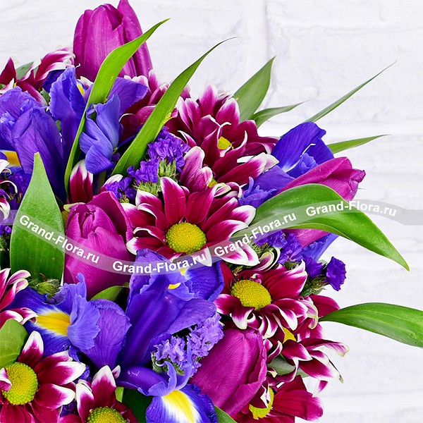Звездное небо - коробка с ирисами и фиолетовыми тюльпанами