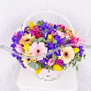 Грация - корзина  с разноцветными тюльпанами